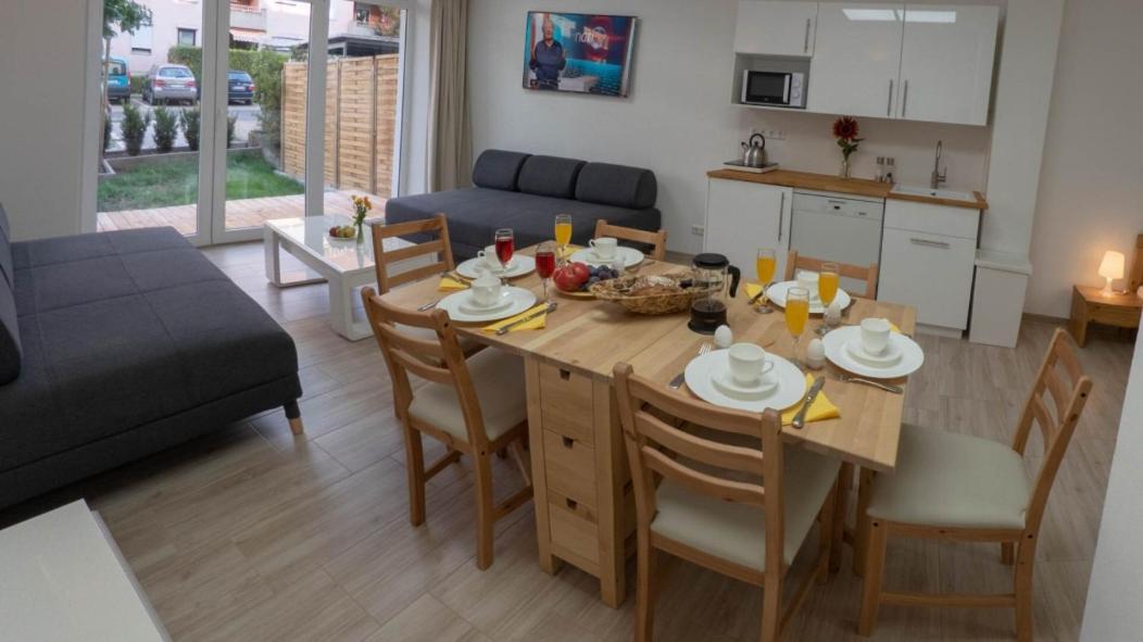 Eleonoras Ferienwohnung In Wuerzburg Stadt Mit Terrasse Im Erdgeschoss Inklusive Eigenen Parkplaetzen Vor Der Tuer Exterior foto